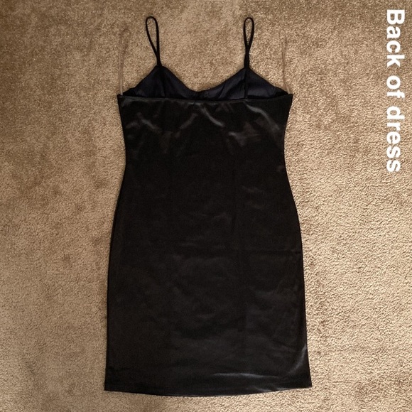Liz & Sara plain black satin form fitting mini dress, extra large - Picture 6 of 11